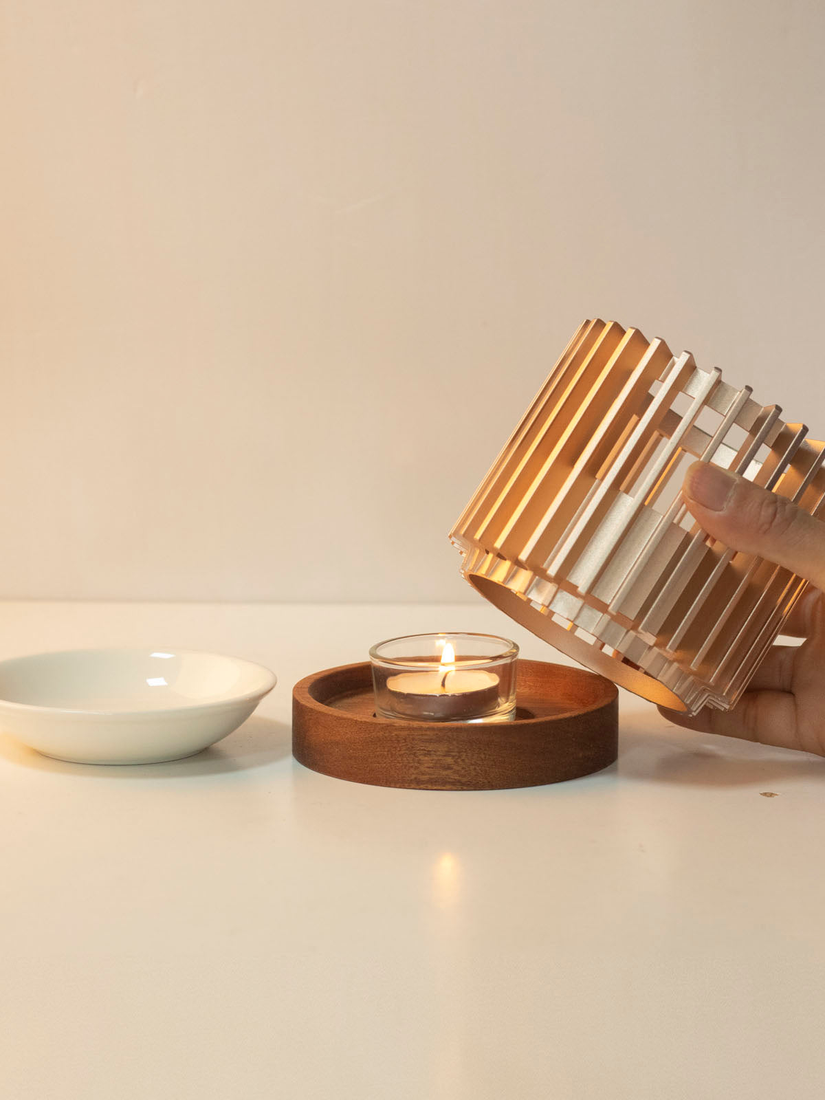 Aromatic oil burner, The vertical rods capture the candlelight just right to set the ideal mood for a perfect evening.