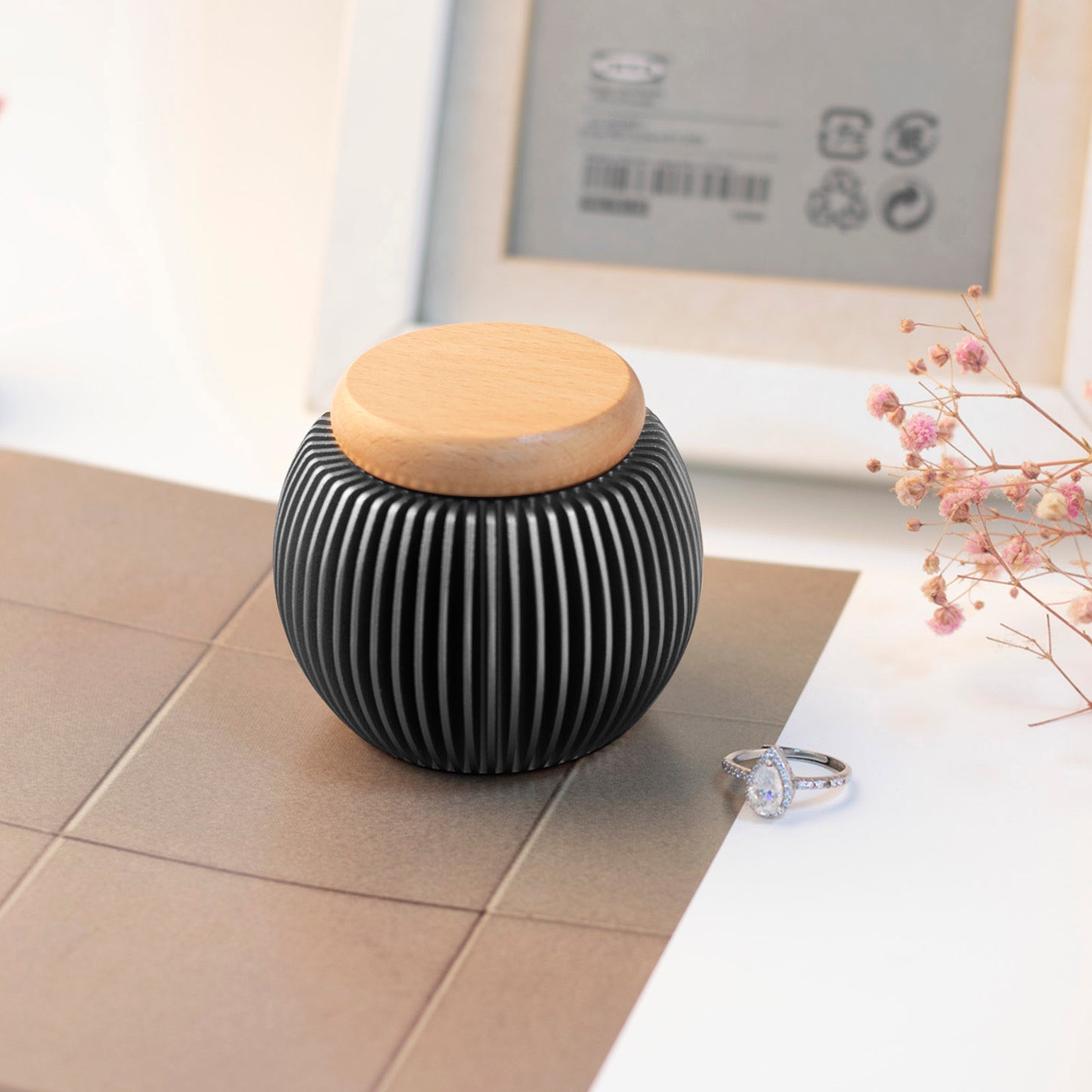 Dark gray egg-shaped keepsake urn – anodized aluminum with vertical stripe texture and natural beech wood lid