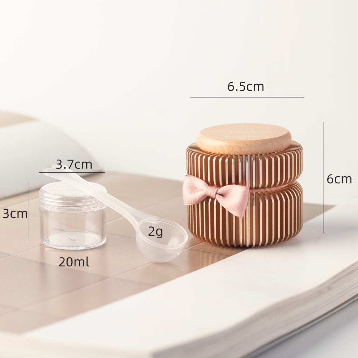 Keepsake urn dimensions and included accessories – 6.5cm × 6cm urn with 20ml inner container and 2g plastic scoop for ashes transfer